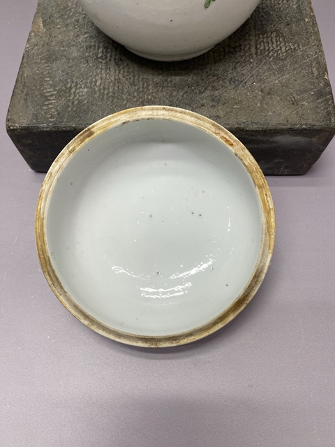 古玩陶瓷花鳥紋粉彩蓋缸真品鑒賞圖