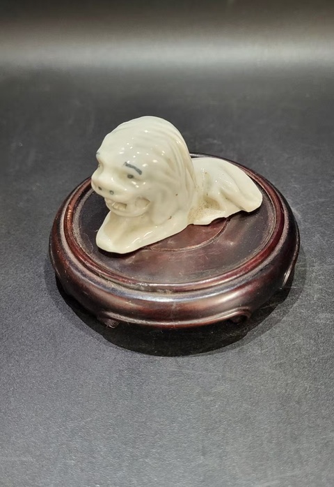 古玩陶瓷白釉獅子像真品鑒賞圖