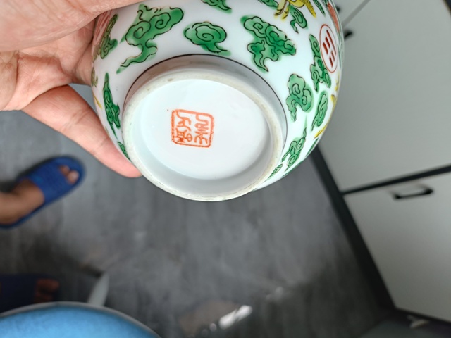 古玩陶瓷彩繪云鶴紋茶碗真品鑒賞圖