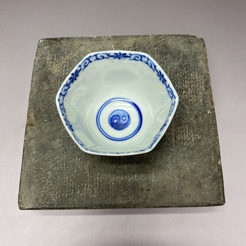 古玩陶瓷清中晚期詩文·人物·山水·花卉紋青花六方杯拍賣，當(dāng)前價(jià)格2360元