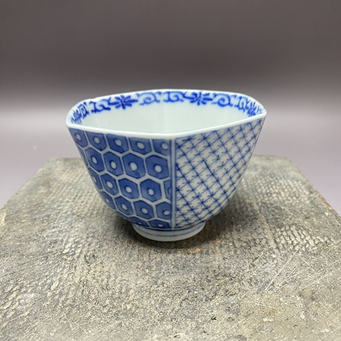 古玩陶瓷清中晚期詩文·人物·山水·花卉紋青花六方杯拍賣，當(dāng)前價(jià)格2360元