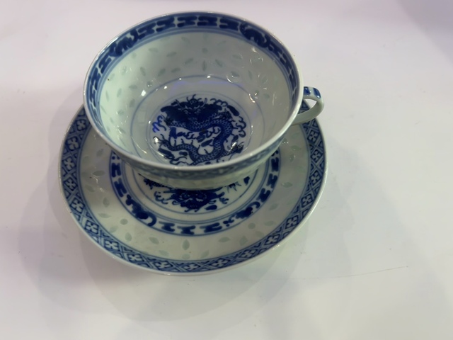 古玩陶瓷玩玉款正面龍紋玲瓏瓷青花杯盤真品鑒賞圖
