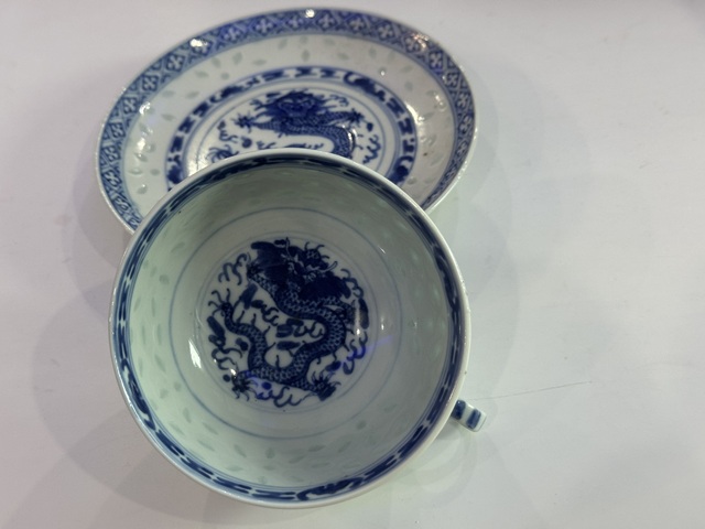 古玩陶瓷玩玉款正面龍紋玲瓏瓷青花杯盤真品鑒賞圖