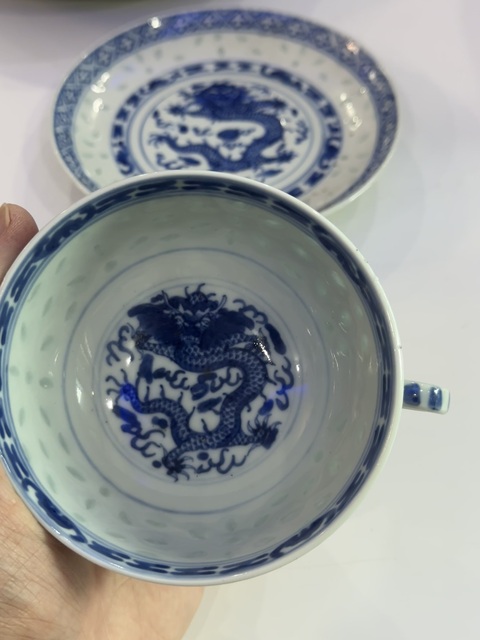 古玩陶瓷玩玉款正面龍紋玲瓏瓷青花杯盤真品鑒賞圖
