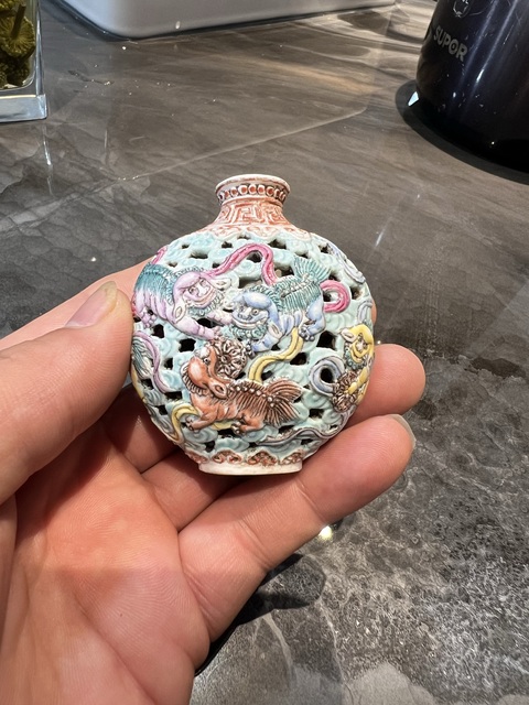 古玩陶瓷飄帶繡球獅子紋鏤空鼻煙壺真品鑒賞圖