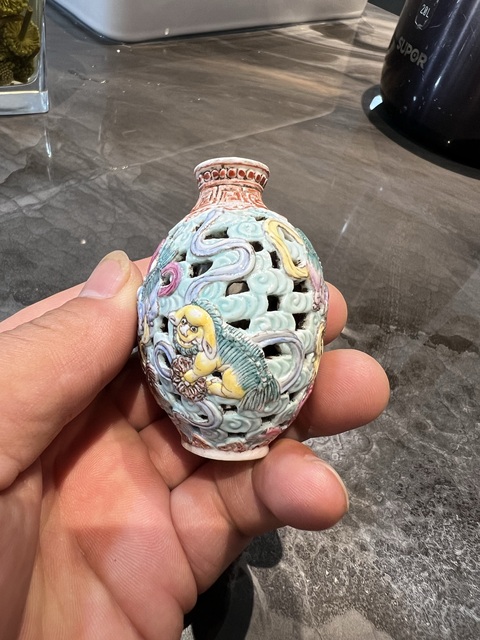 古玩陶瓷飄帶繡球獅子紋鏤空鼻煙壺真品鑒賞圖