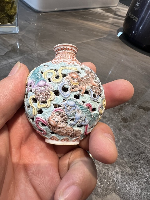 古玩陶瓷飄帶繡球獅子紋鏤空鼻煙壺真品鑒賞圖