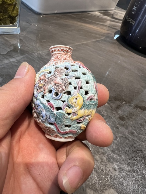 古玩陶瓷飄帶繡球獅子紋鏤空鼻煙壺真品鑒賞圖