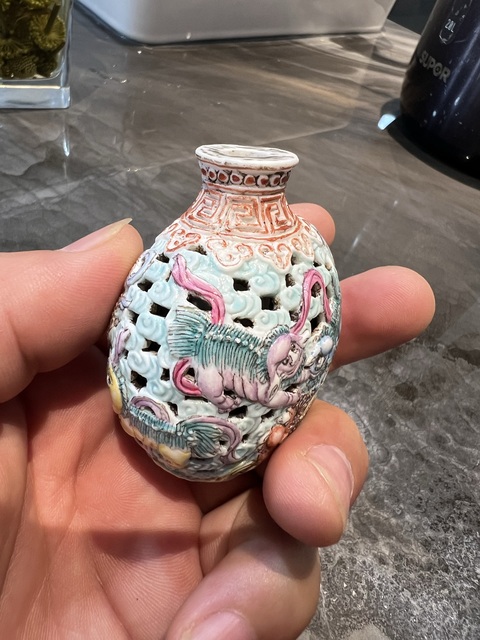 古玩陶瓷飄帶繡球獅子紋鏤空鼻煙壺真品鑒賞圖