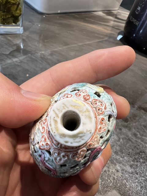 古玩陶瓷飄帶繡球獅子紋鏤空鼻煙壺真品鑒賞圖