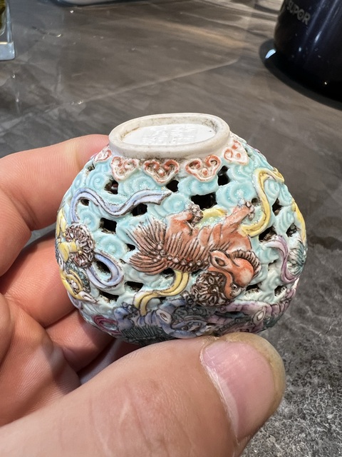 古玩陶瓷飄帶繡球獅子紋鏤空鼻煙壺真品鑒賞圖