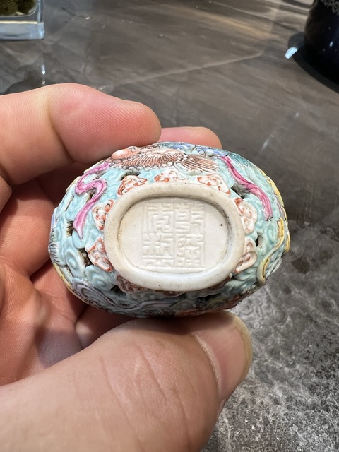 古玩陶瓷飄帶繡球獅子紋鏤空鼻煙壺真品鑒賞圖