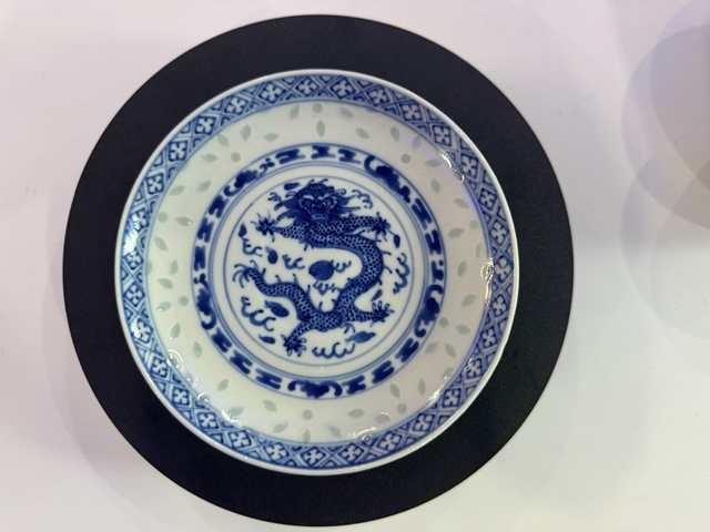 古玩陶瓷玩玉款正面龍紋玲瓏瓷青花杯盤真品鑒賞圖