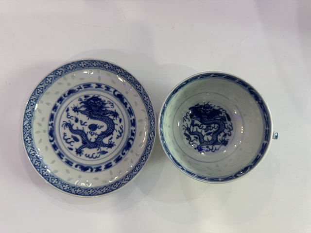 古玩陶瓷玩玉款正面龍紋玲瓏瓷青花杯盤真品鑒賞圖