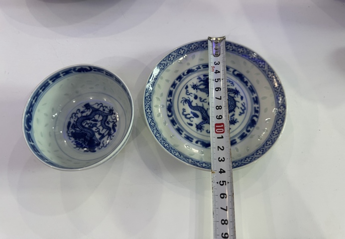 古玩陶瓷玩玉款正面龍紋玲瓏瓷青花杯盤真品鑒賞圖