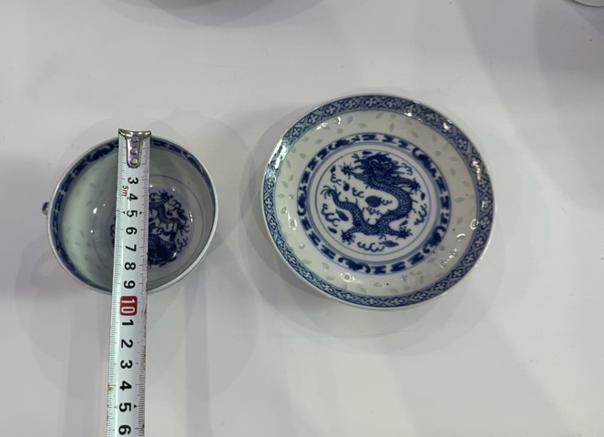 古玩陶瓷玩玉款正面龍紋玲瓏瓷青花杯盤真品鑒賞圖