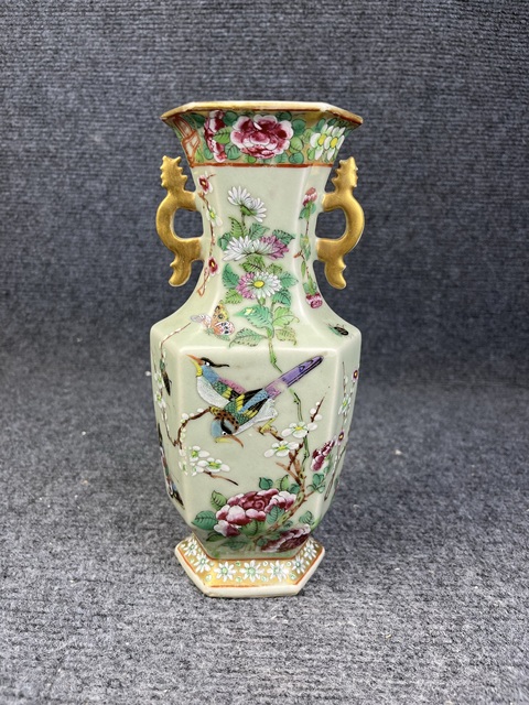 古玩陶瓷青釉加彩花鳥紋六方雙耳瓶真品鑒賞圖