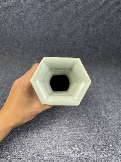 古玩陶瓷青釉加彩花鳥紋六方雙耳瓶真品鑒賞圖