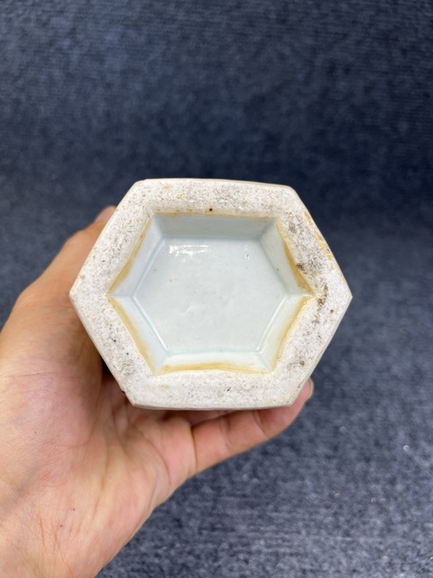 古玩陶瓷青釉加彩花鳥紋六方雙耳瓶真品鑒賞圖