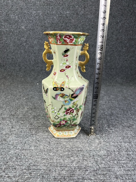 古玩陶瓷青釉加彩花鳥紋六方雙耳瓶真品鑒賞圖