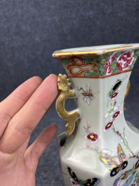 古玩陶瓷青釉加彩花鳥紋六方雙耳瓶真品鑒賞圖