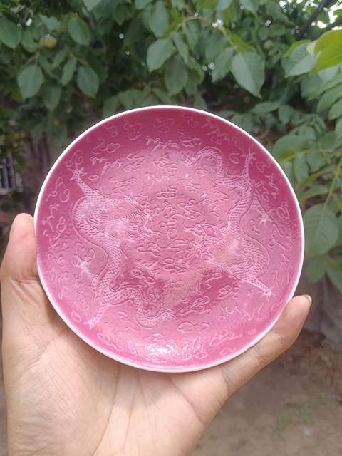 古玩陶瓷胭脂紅釉龍紋盤真品鑒賞圖