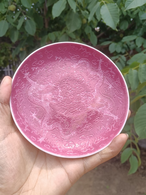 古玩陶瓷胭脂紅釉龍紋盤真品鑒賞圖