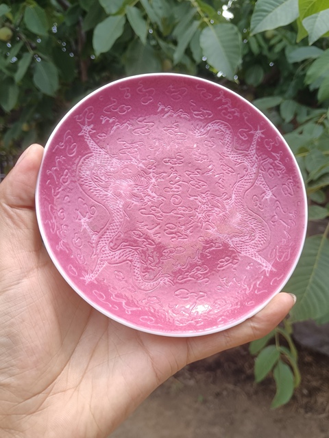 古玩陶瓷胭脂紅釉龍紋盤真品鑒賞圖