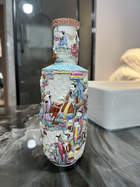 古玩陶瓷淺浮雕人物紋粉彩棒槌瓶真品鑒賞圖