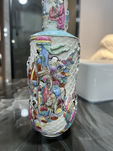 古玩陶瓷淺浮雕人物紋粉彩棒槌瓶真品鑒賞圖