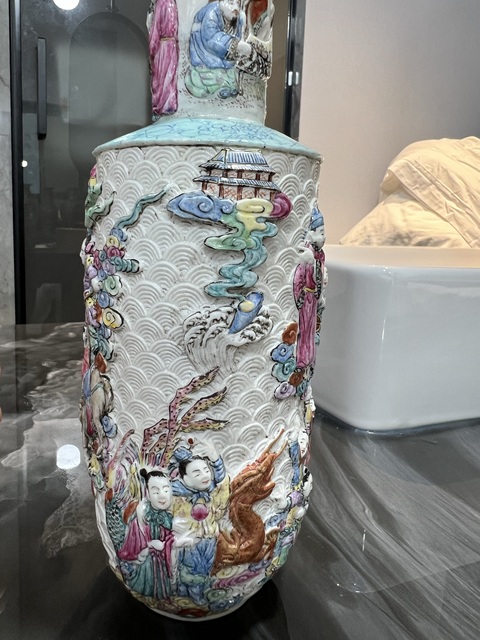 古玩陶瓷淺浮雕人物紋粉彩棒槌瓶真品鑒賞圖