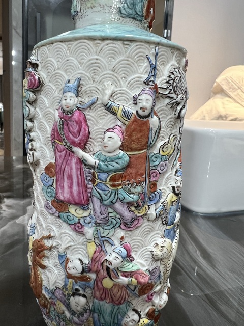 古玩陶瓷淺浮雕人物紋粉彩棒槌瓶真品鑒賞圖