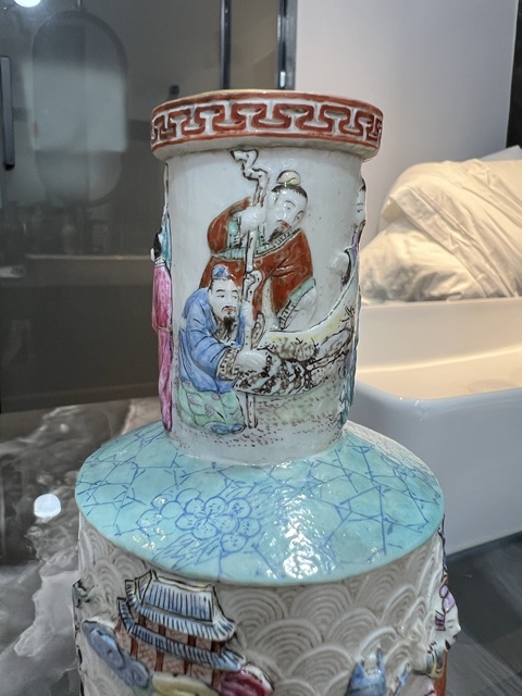 古玩陶瓷淺浮雕人物紋粉彩棒槌瓶真品鑒賞圖