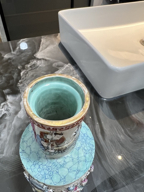 古玩陶瓷淺浮雕人物紋粉彩棒槌瓶真品鑒賞圖