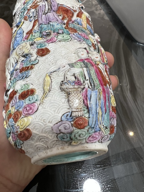 古玩陶瓷淺浮雕人物紋粉彩棒槌瓶真品鑒賞圖