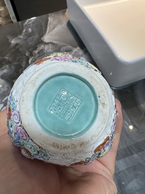 古玩陶瓷淺浮雕人物紋粉彩棒槌瓶真品鑒賞圖