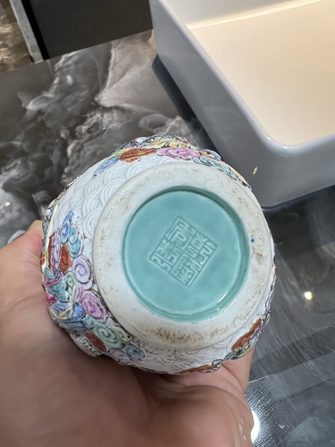 古玩陶瓷淺浮雕人物紋粉彩棒槌瓶真品鑒賞圖