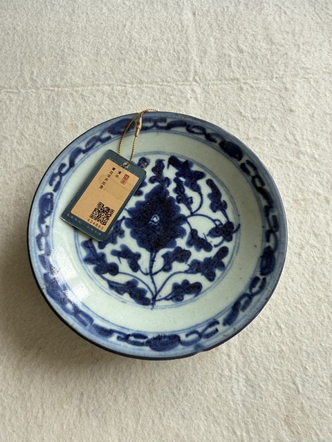 古玩陶瓷花卉紋青花盤真品鑒賞圖