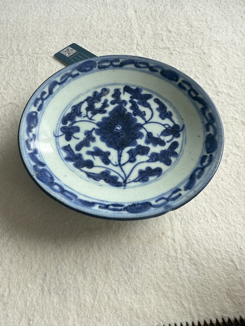 古玩陶瓷花卉紋青花盤真品鑒賞圖