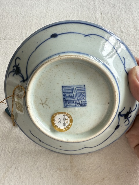 古玩陶瓷花卉紋青花盤真品鑒賞圖