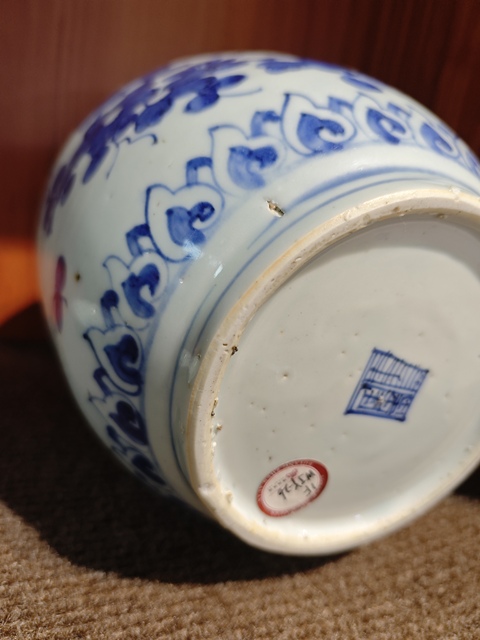 古玩陶瓷青花花卉紋罐真品鑒賞圖
