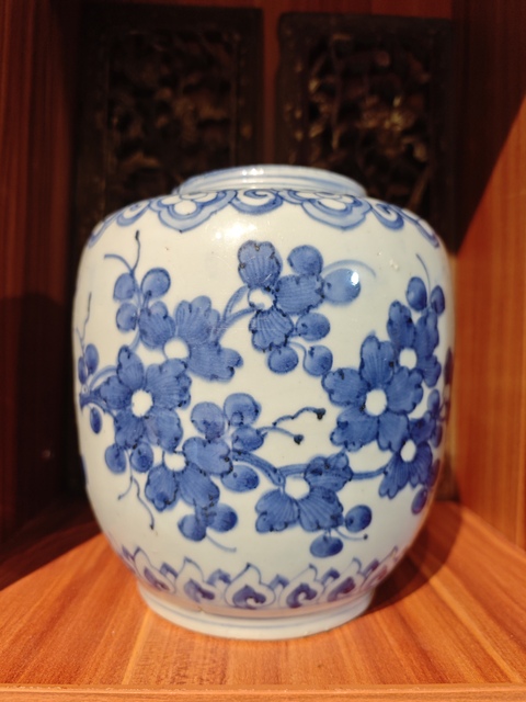 古玩陶瓷青花花卉紋罐真品鑒賞圖
