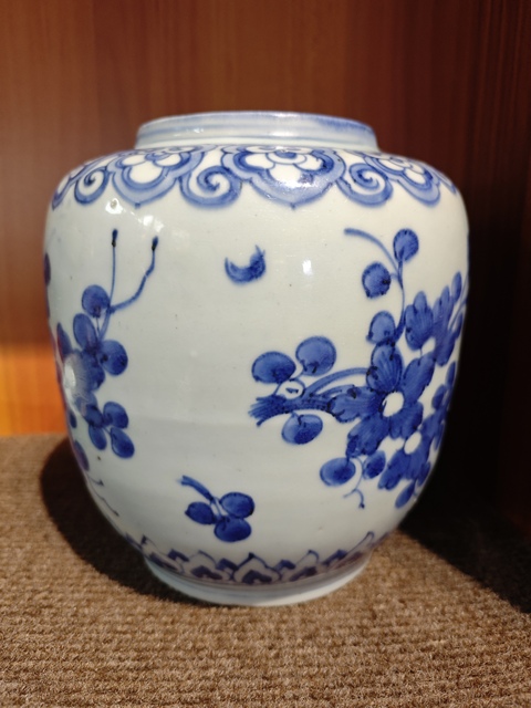 古玩陶瓷青花花卉紋罐真品鑒賞圖