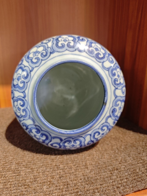 古玩陶瓷青花花卉紋罐真品鑒賞圖