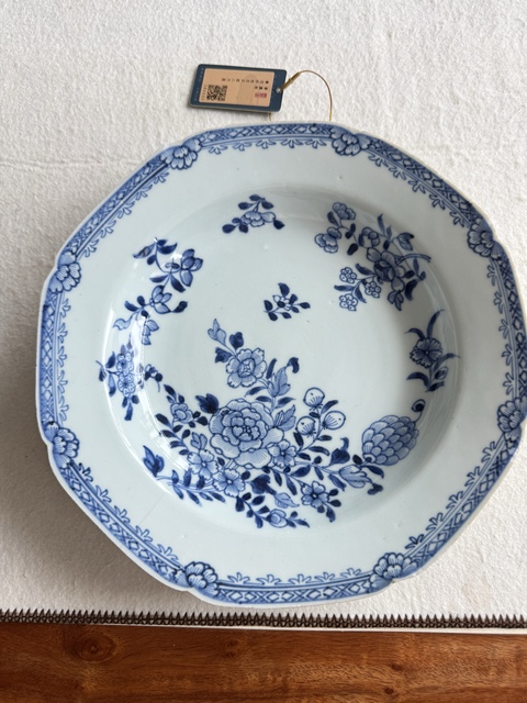 古玩陶瓷花卉紋青花盤真品鑒賞圖