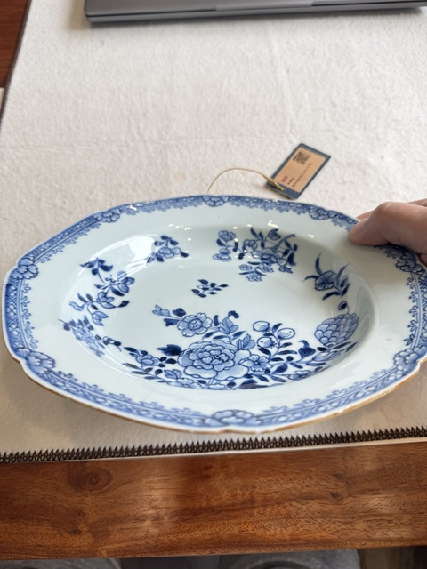 古玩陶瓷花卉紋青花盤真品鑒賞圖