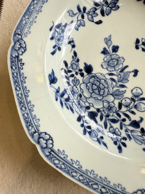 古玩陶瓷花卉紋青花盤真品鑒賞圖
