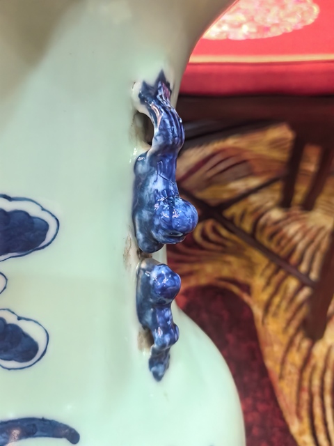 古玩陶瓷豆青青花人物紋雙耳瓶真品鑒賞圖