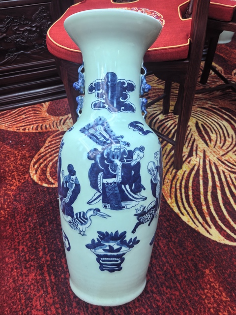 古玩陶瓷豆青青花人物紋雙耳瓶真品鑒賞圖