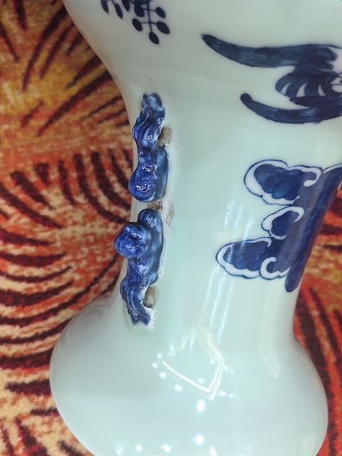 古玩陶瓷豆青青花人物紋雙耳瓶真品鑒賞圖